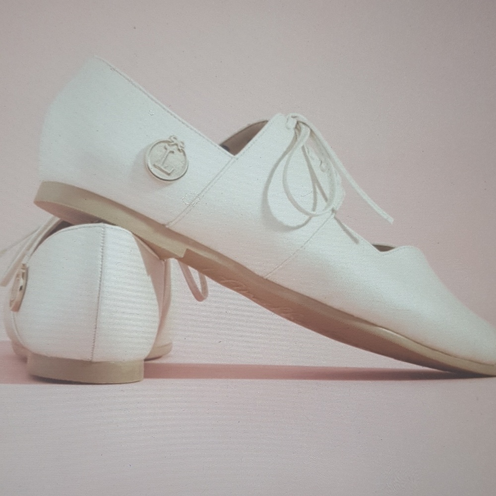 Lily in the sky celebratory sweetheart flat